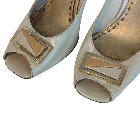 BCBG Leather Heels Open Toe Pumps Sz 10B Ivory Gold Emblem Accent BCBGirls City - Picture 14 of 16